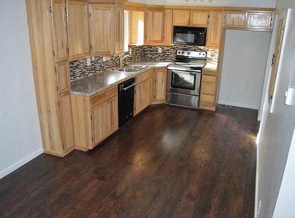 3rd image of 391 Joan Ave