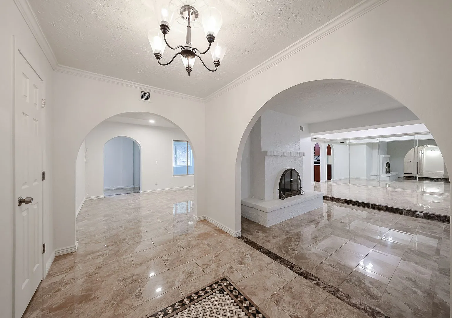 Spacious Single Family Home — Photo 2