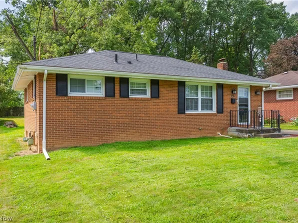 3235 Sunnybrooke Dr, Youngstown, OH 44511