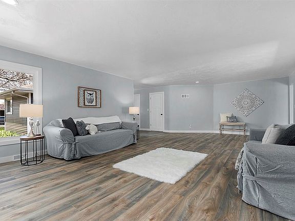 4th image of 563 Belmont Ave