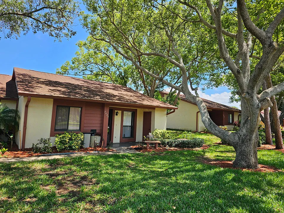 7425 Greystone Dr
