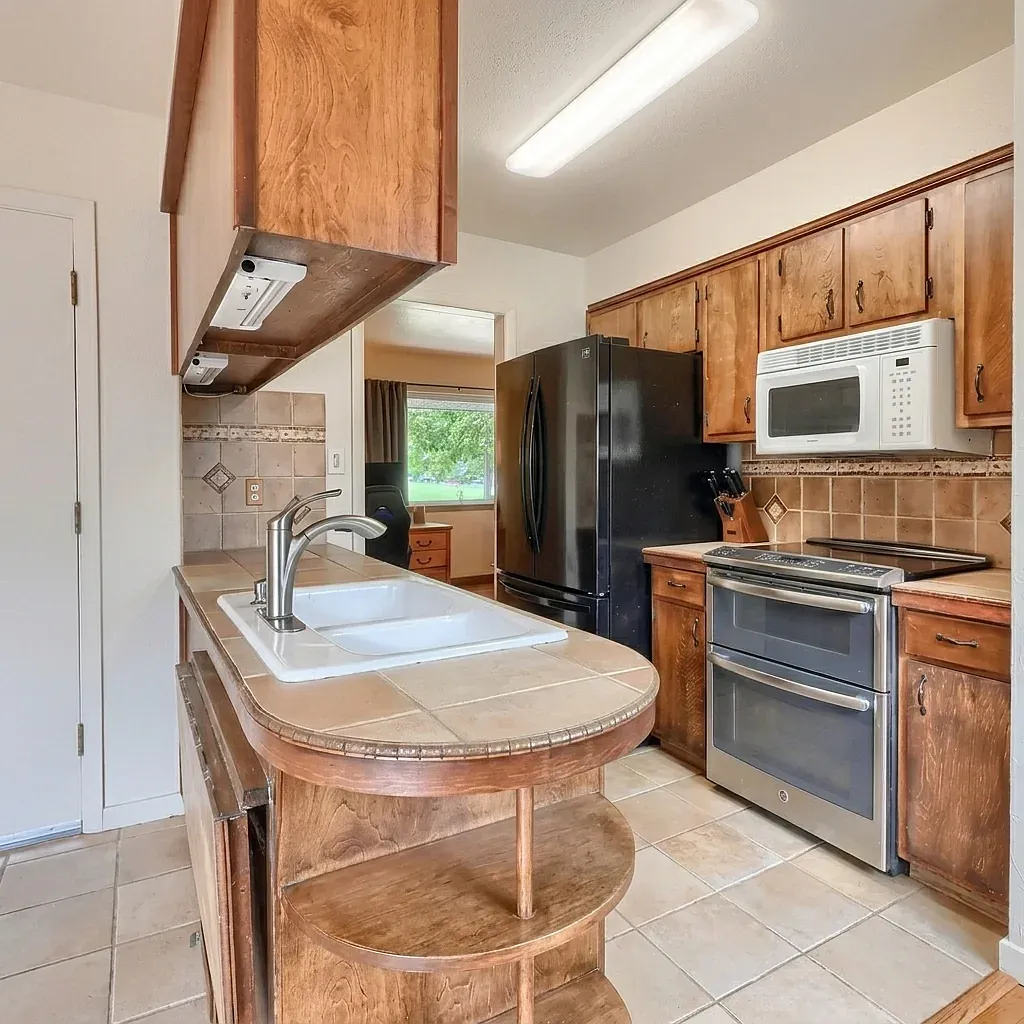 4 bed, 2370 sqft, $775 — Photo 3