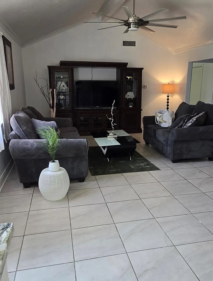 4 bed, 2.0 bath, 2014 sqft, $2,500 — Photo 4