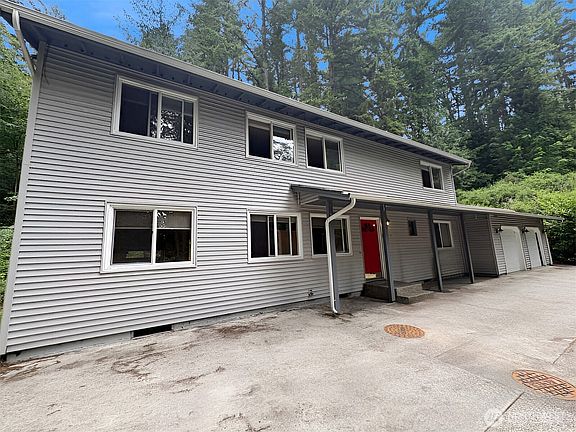 2nd image of 24404 SE Mirrormont Boulevard
