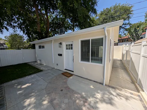 419 W Riverside Dr Photo 1