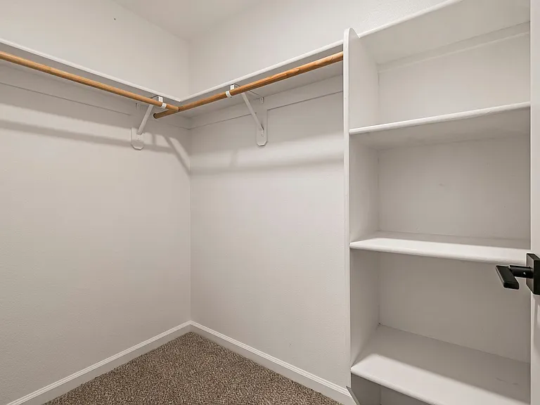 Sterling Oaks Luxury Apartments — Photo 74