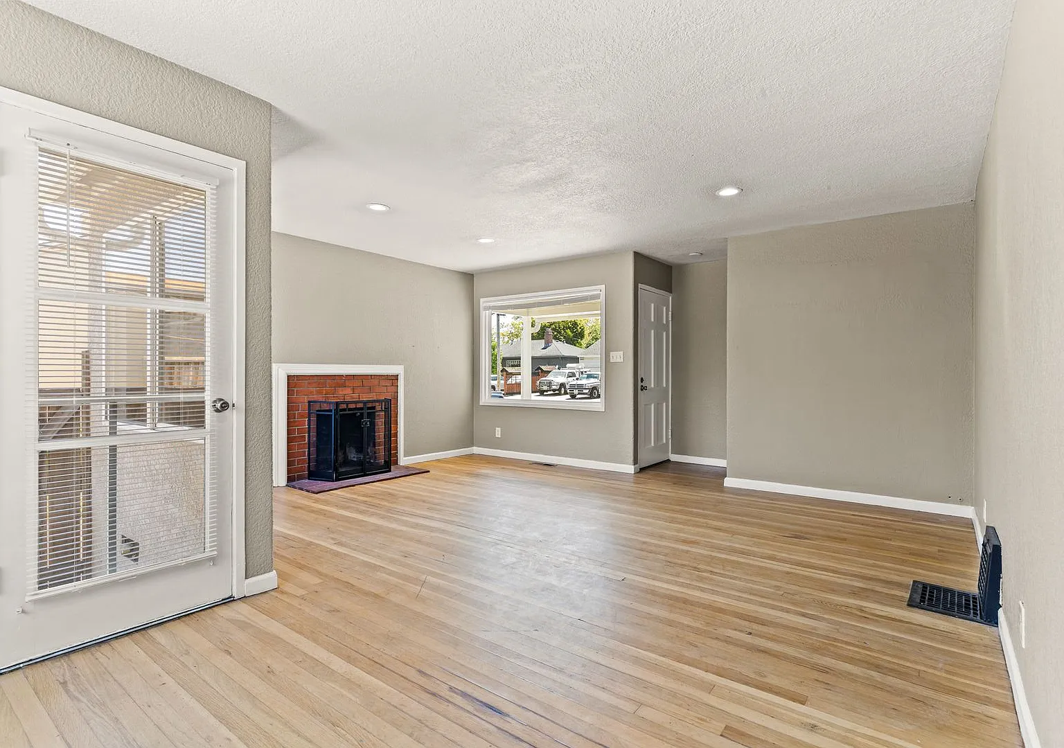 San Lorenzo Home w/ Hardwood, Central Heating & Modern Updates — Photo 3