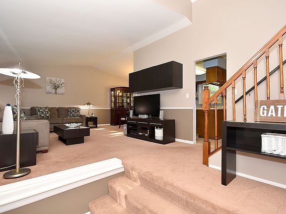 3rd image of 8221 Lindenwood Ln