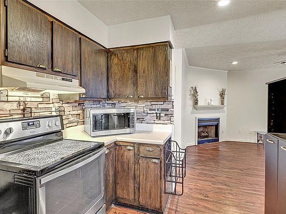3rd image of 603 Abbott Ln