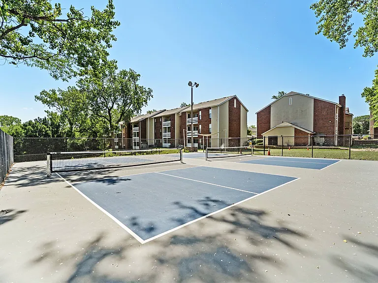 Silverwood Apartments — Photo 34