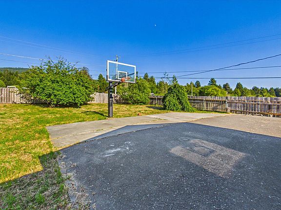 3rd image of 1051 Evans Rd