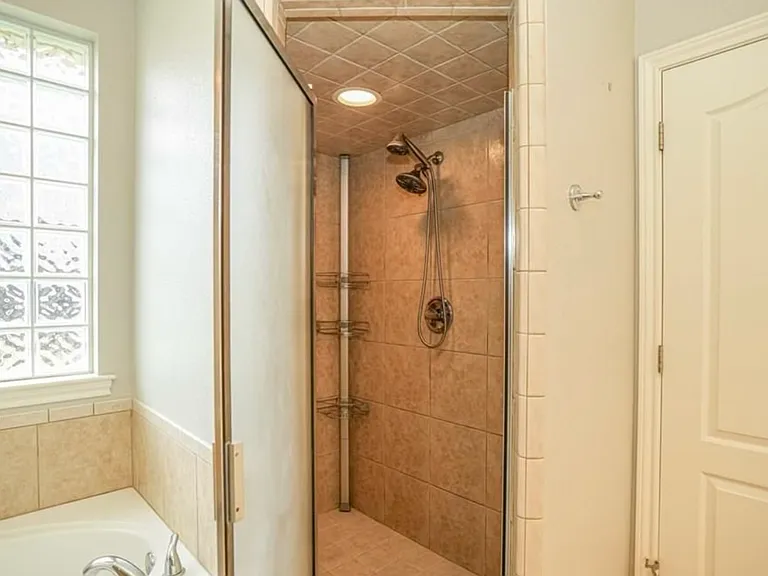 7001 Shadow Brooke St — Photo 14