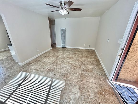3rd image of 4249 Menlo Ave