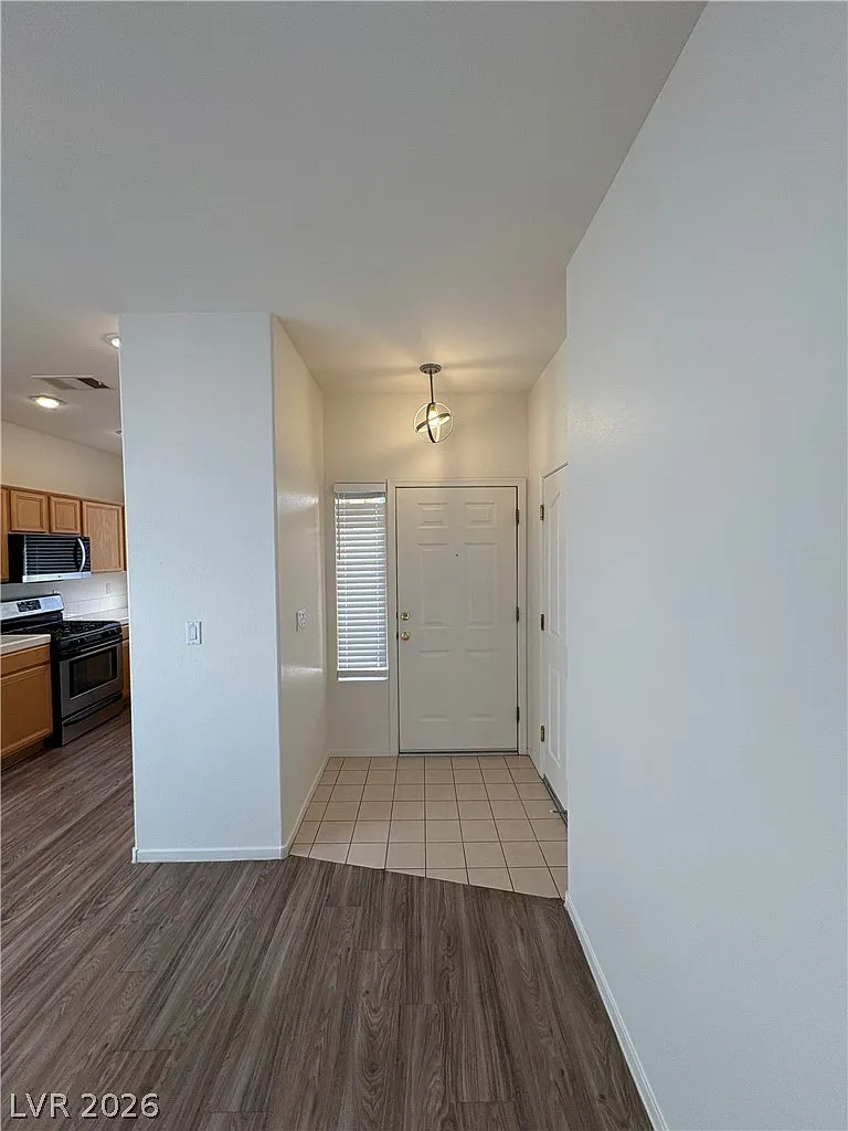 3 bed, 2.0 bath, 1305 sqft, $2,100 — Photo 4