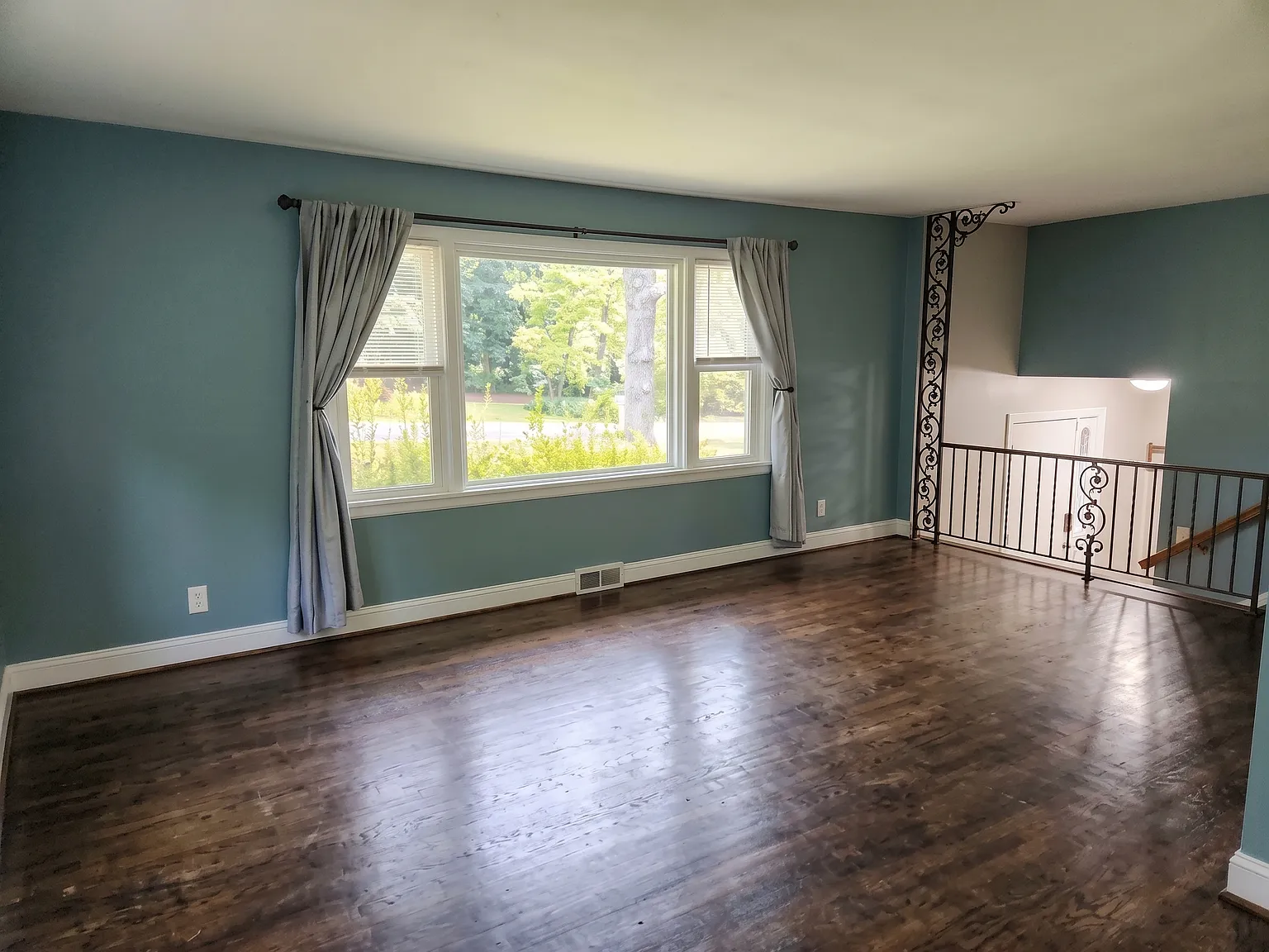 3 bed, 1.5 bath, 2500 sqft, $2,100 — Photo 2