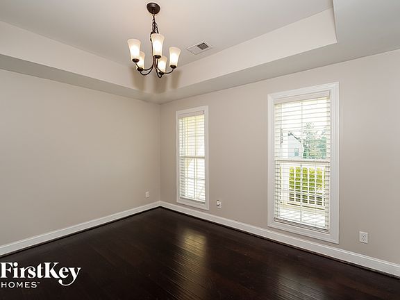 4th image of 310 Lakeside Dr