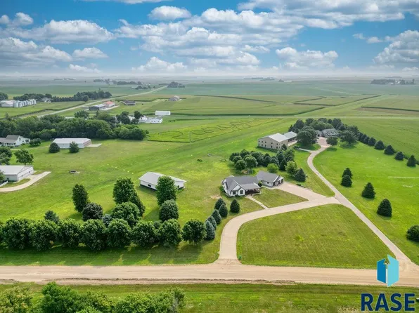 1368 Cleveland Ave, Larchwood, IA 51241