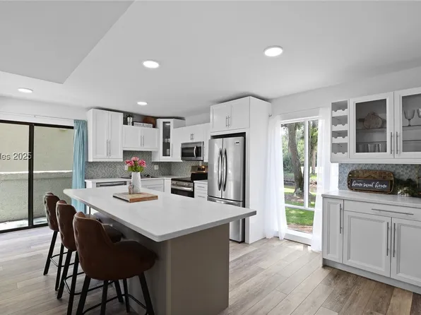 90 Gloucester Rd APT 706, Hilton Head Island, SC 29928