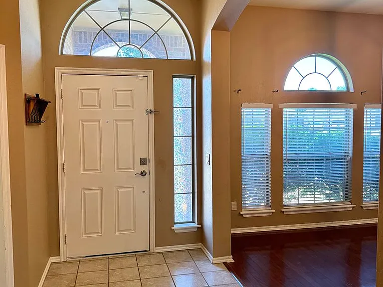 613 Oak Creek Dr — Photo 3
