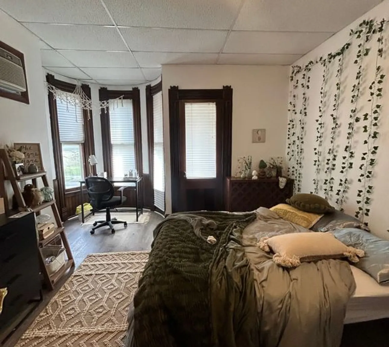 9 bed, 4.5 bath, 5258 sqft, $7,425 — Photo 4
