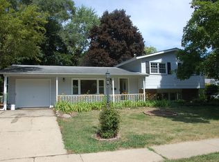 586 Devonshire Ln, Crystal Lake, IL 60014