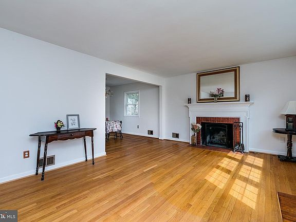 5th image of 210 S Oak St