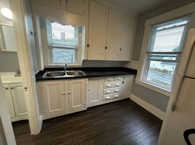 $1475/mo - 1 Bedroom on the Second Floor with Off-Street Parking!