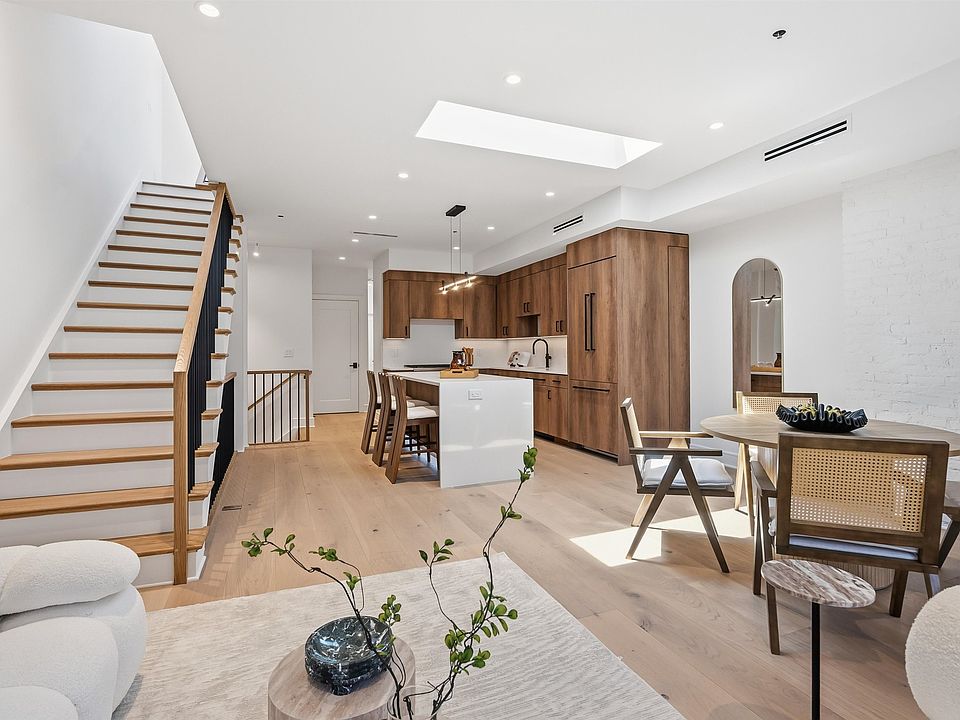 1st image of 225 MONTGOMERY ST #3