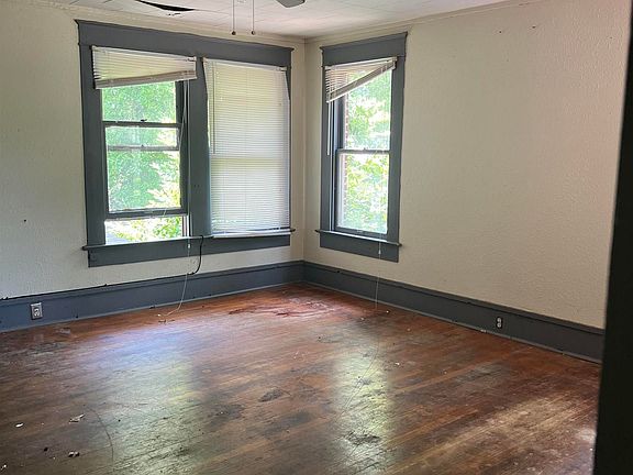 3rd image of 110 Washington Pl N