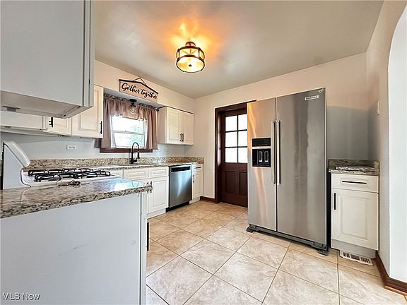 5th image of 360 Waddell St
