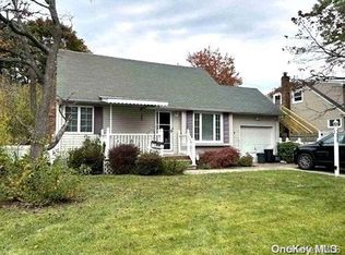 388 36th St, Lindenhurst, NY 11757