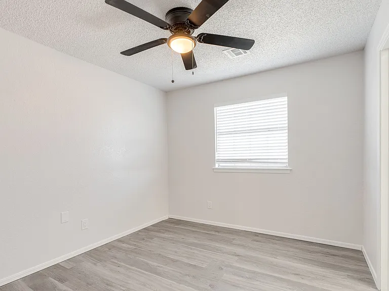 11715 N Francis Ave — Photo 15