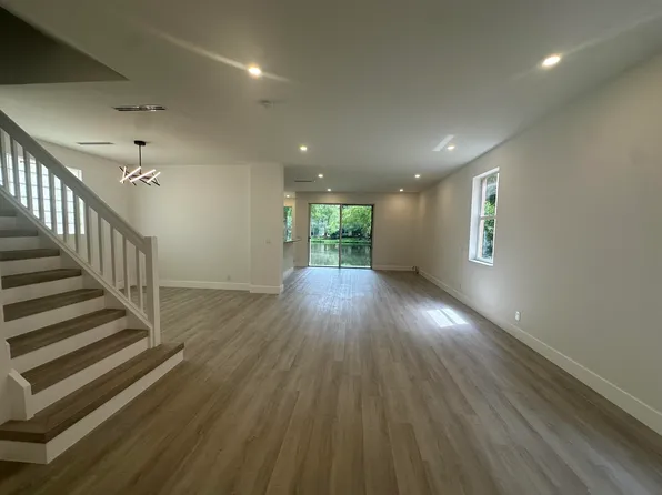 10702 NW 1st Ct, Fort Lauderdale, FL 33324