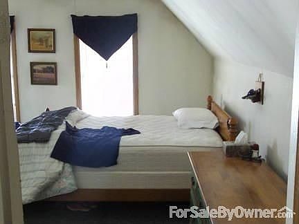 master bedroom : 2 closets 2 windows