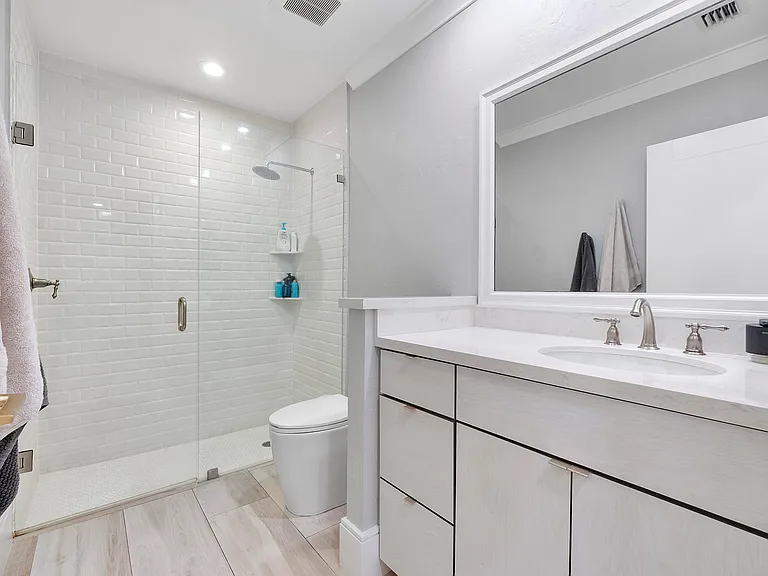 725 NE 36th St — Photo 30