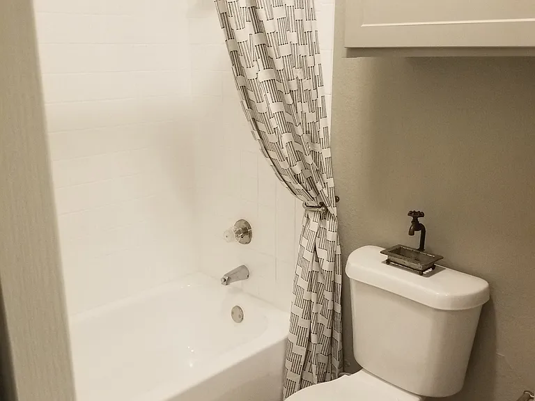 Oakwood Creek Apartments bathroom toilet with tub shower