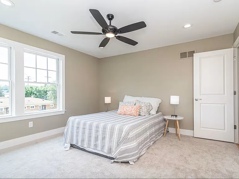 804 Henry St — Photo 32