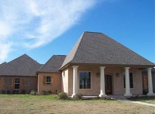 137 Hundred Oaks Dr, Youngsville, LA 70592