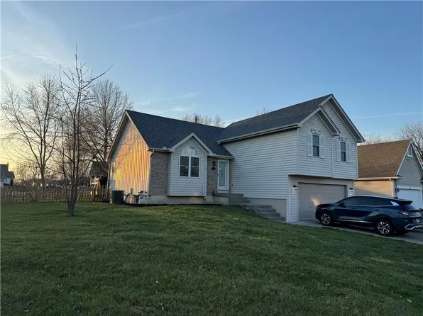 1104 Regency Dr, Kearney, MO 64060