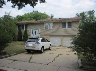 975 Rosedale Ln, Hoffman Estates, IL 60169