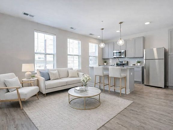 2nd image of 815 E Long St #217