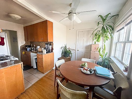 4th image of 25-18 Hoyt Ave S #2