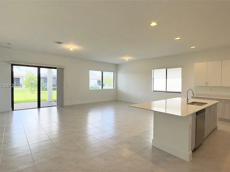 5089 Penella Ave — Photo 3