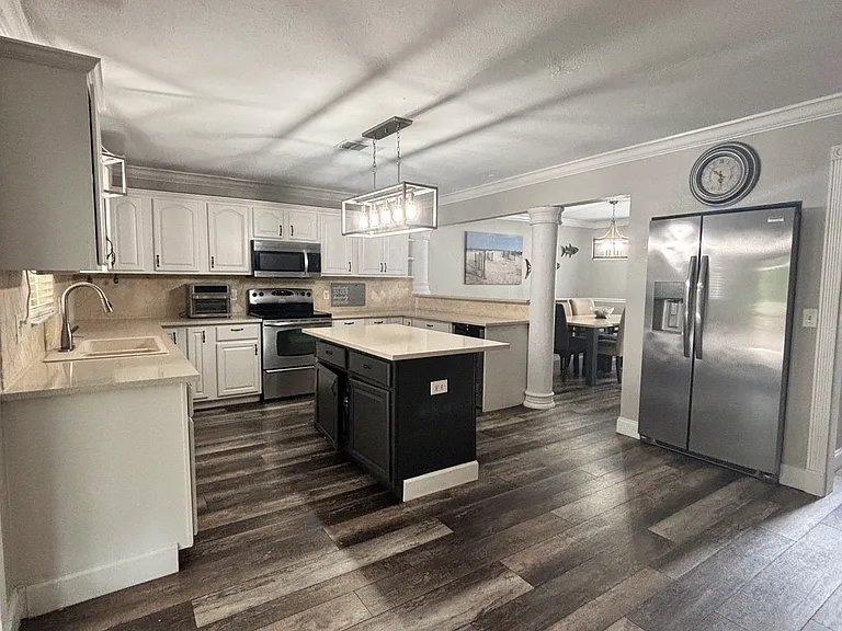 290 SW Panther Trce — Photo 3
