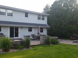 432 Hartwood Ln, Hartland, WI 53029