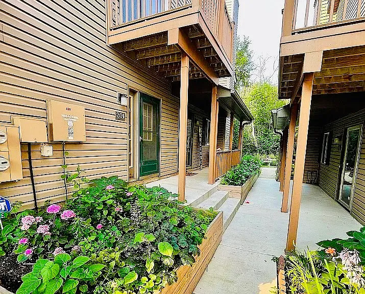 450 Valley Dr #201 — Photo 2