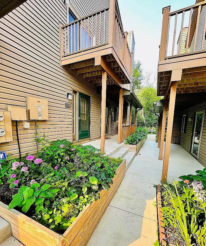 Building Photo - 450 Valley Dr #201