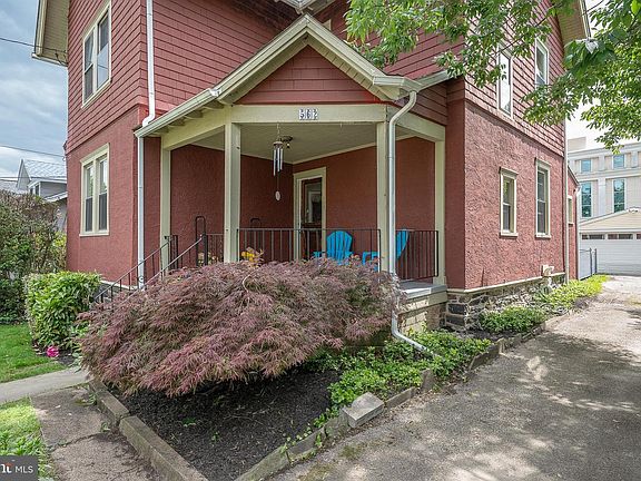 4th image of 562 Barrett Ave