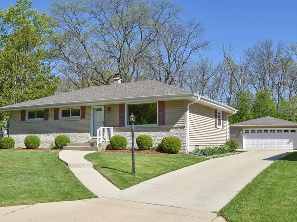 8222 W Norwich AVENUE, Greenfield, WI 53220