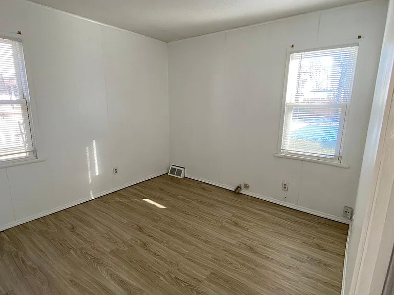 27050 Drakefield Ave — Photo 7